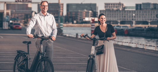 Grijze elektrische fietsen